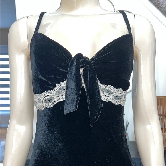 Valentino Elegant Black Velvet Dress with Lace Trim - Picture 2 of 5